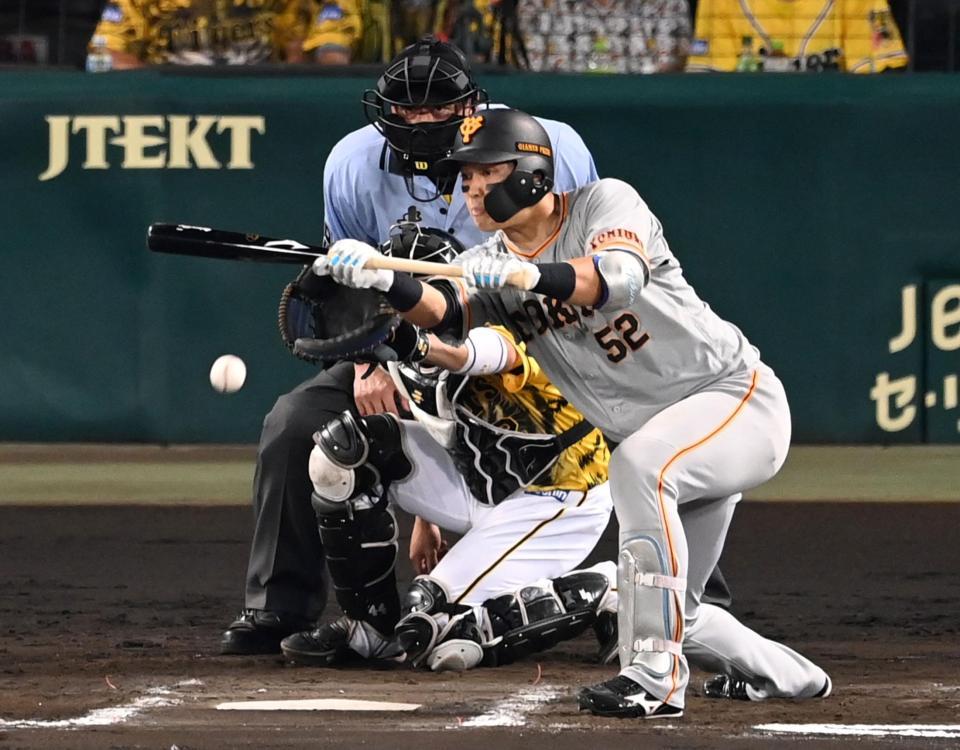 ８回、送りバントを決める北村（撮影・飯室逸平）