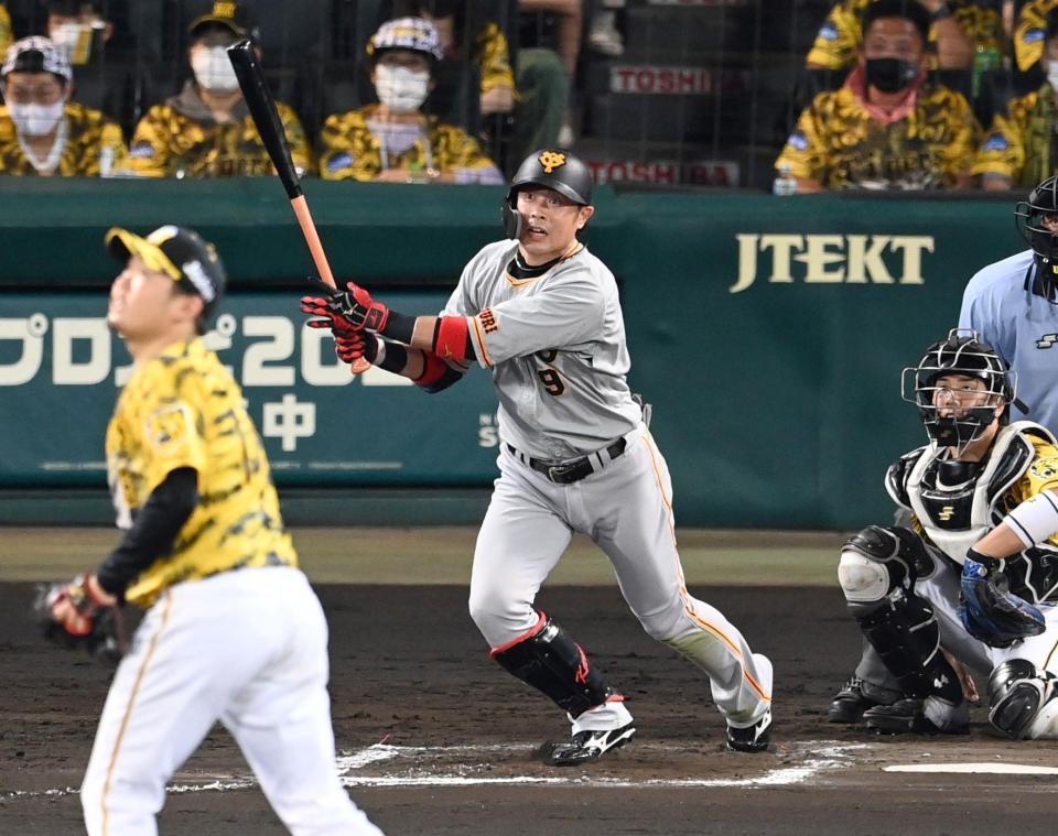 　８回、二塁打を放つ亀井（撮影・飯室逸平）