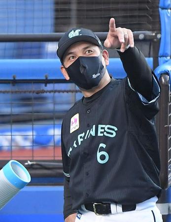 試合前、空を見上げ不穏な雲を指さすロッテ・井口資仁監督＝ＺＯＺＯマリンスタジアム（撮影・伊藤笙子）