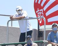 息子・晃宏の応援に駆けつけた前田智徳氏＝サーティーフォー保土ケ谷球場（撮影・伊藤笙子）