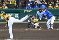 ８回、宮崎を空振り三振に斬る藤浪（撮影・飯室逸平）