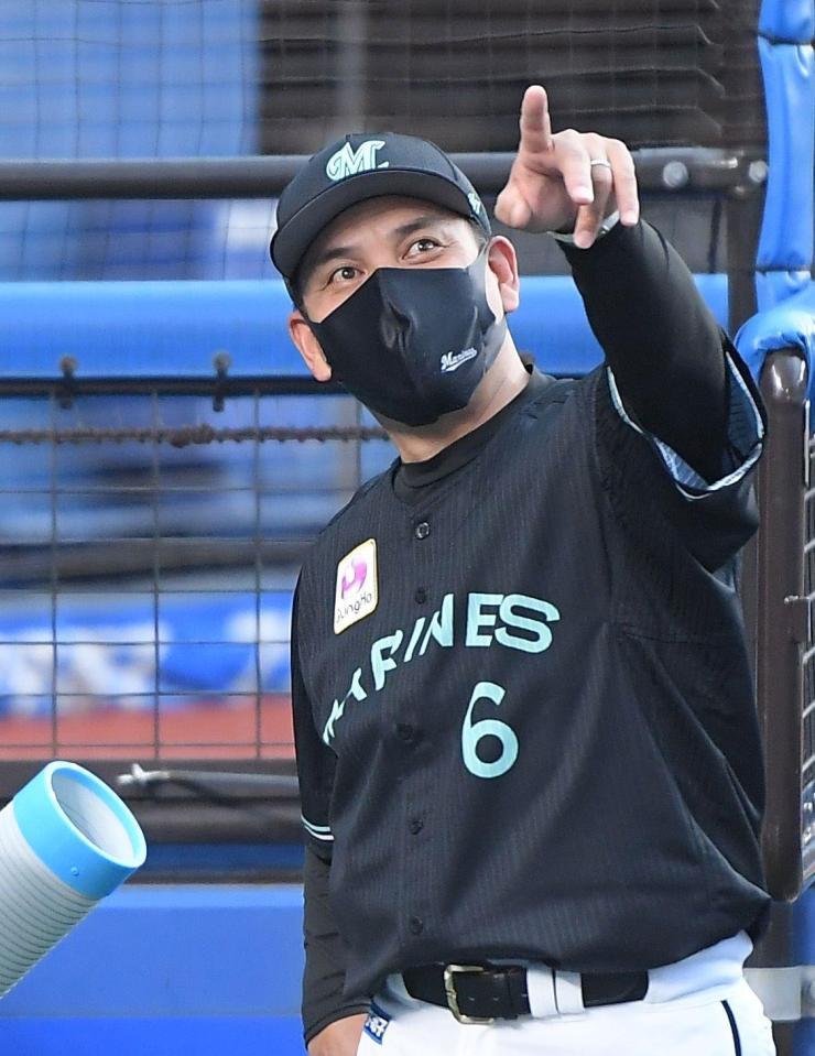 試合前、空を見上げ不穏な雲を指さすロッテ・井口資仁監督＝ＺＯＺＯマリンスタジアム（撮影・伊藤笙子）