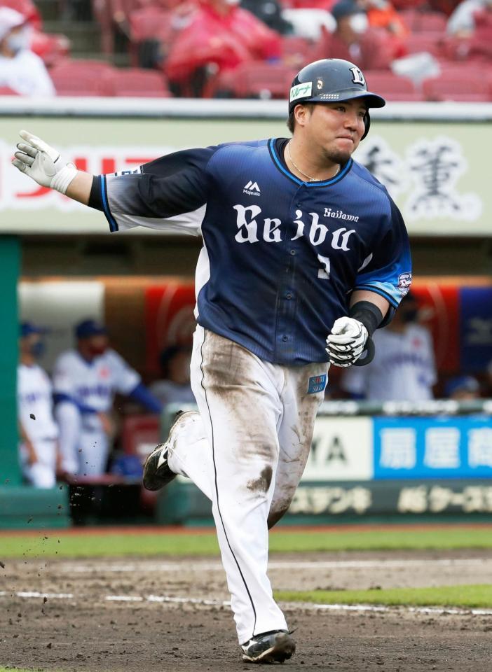 　５回、２ランを放ち、一塁に向かう西武・山川＝楽天生命パーク