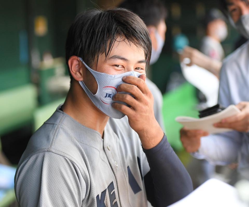 試合後の囲み取材で父親譲りの笑顔を見せる慶応・前田晃宏＝サーティーフォー保土ケ谷球場（撮影・伊藤笙子）