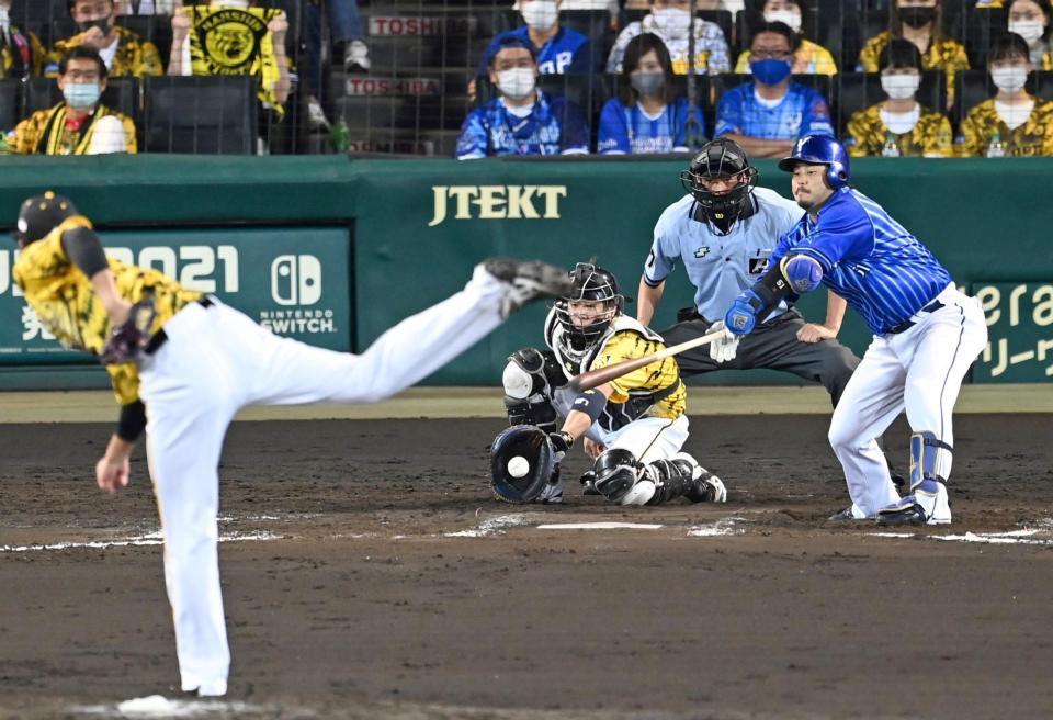 ８回、宮崎を空振り三振に斬る藤浪（撮影・飯室逸平）
