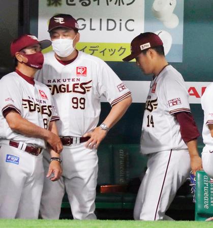 　ベンチで肩を落とす先発の則本昂（右）。中央は石井監督