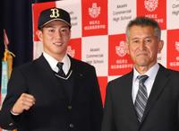 昨秋オリックスからドラフト３位で指名された明石商時代の来田（左）と狭間善徳監督（２０２０年１０月撮影）