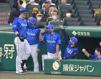 ３回、ソロを放ったオースティンを迎える三浦監督（撮影・神子素慎一）