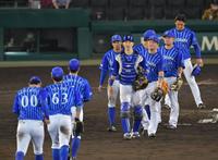 勝利を喜ぶＤｅＮＡナイン（撮影・神子素慎一）