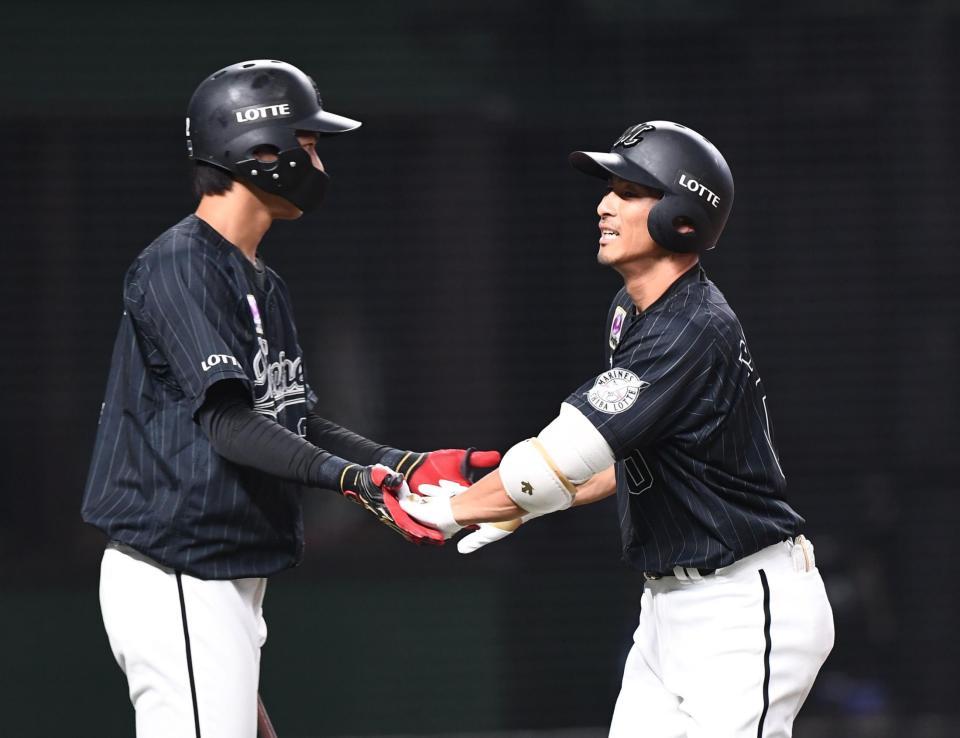 １回、先頭打者アーチを放ち藤原（左）とタッチする荻野貴（撮影・園田高夫）