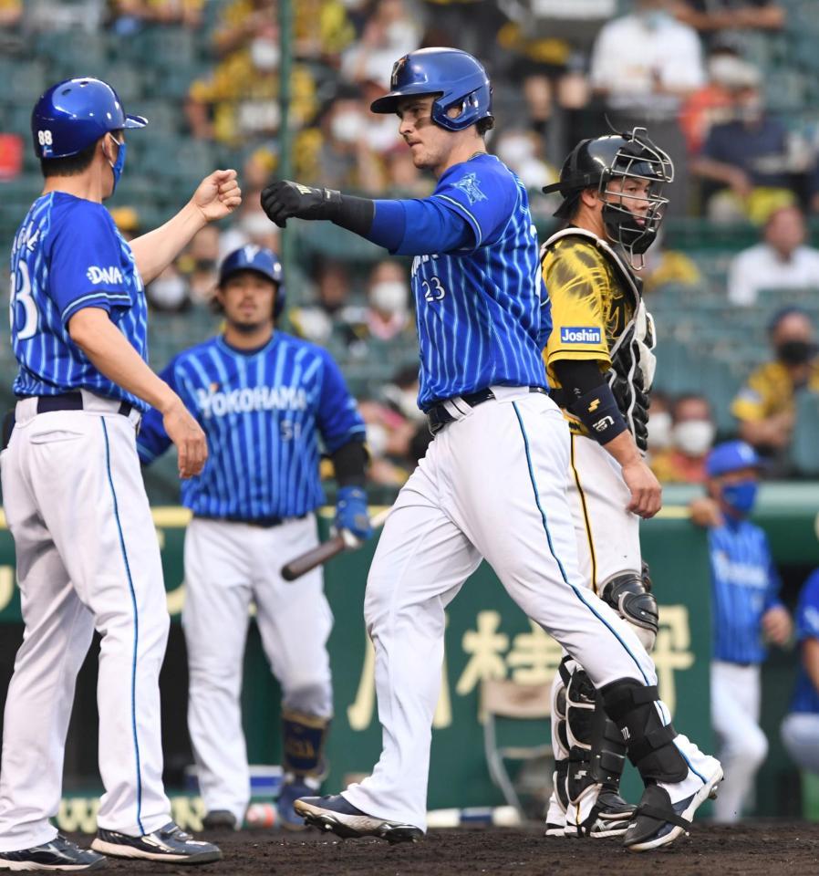 ３回、ソロを放ち、生還するオースティン（右）（撮影・北村雅宏）