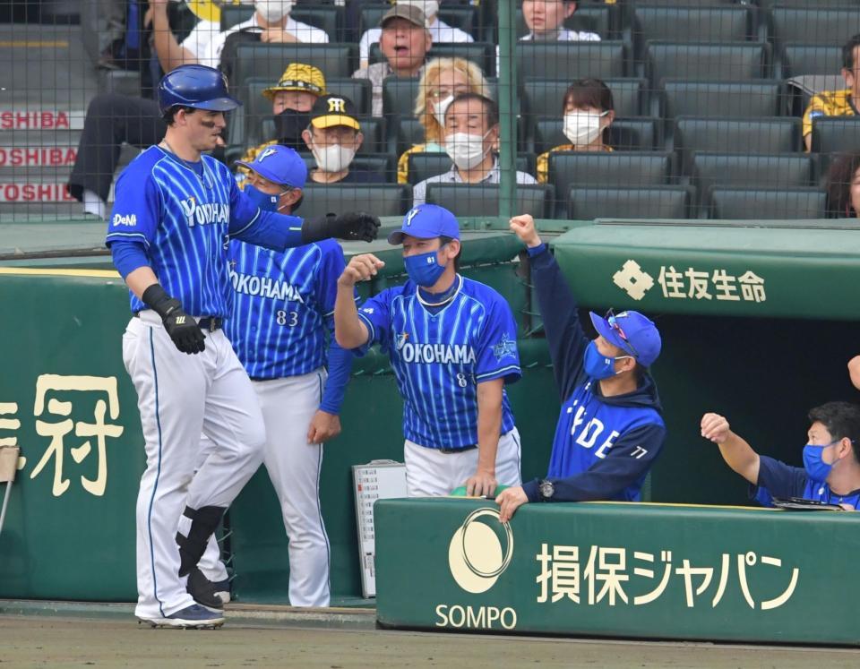 ３回、ソロを放ったオースティンを迎える三浦監督（撮影・神子素慎一）