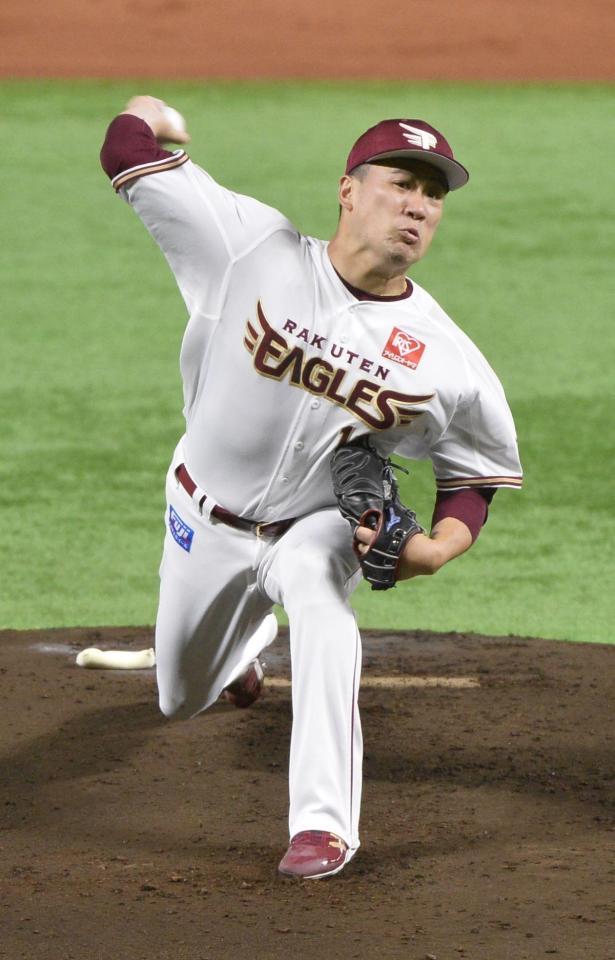 ソフトバンク打線を相手に力投する田中将