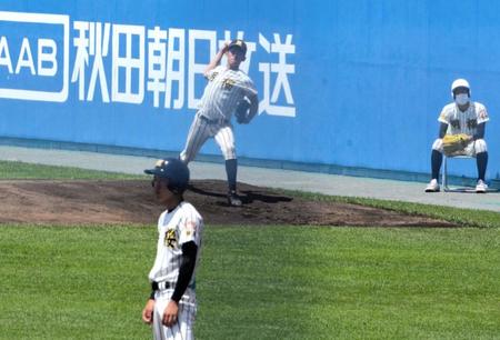 　試合中、ブルペンで投球練習するノースアジア大明桜・風間