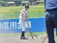 　五回終了後のグラウンド整備で、トンボをかけるノースアジア大明桜・風間