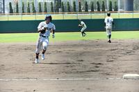 六回、逆転打を放ち三塁に駆け込む帝京五・鈴木