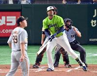 １回、サンタナが左翼線へ走者一掃の二塁打を放つ。投手山口＝東京ドーム