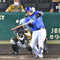 ８回、左越えソロを放つ宮崎＝甲子園球場（撮影・吉澤敬太）