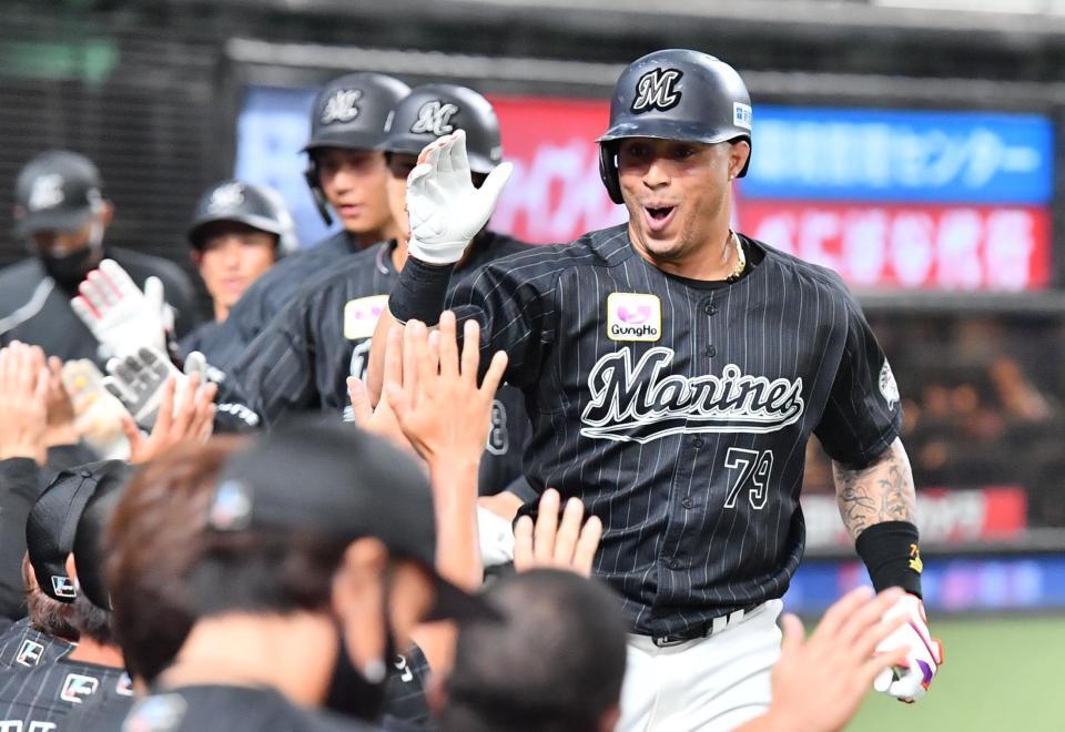 　２回、満塁弾を放ちナインに迎えられるマーティン