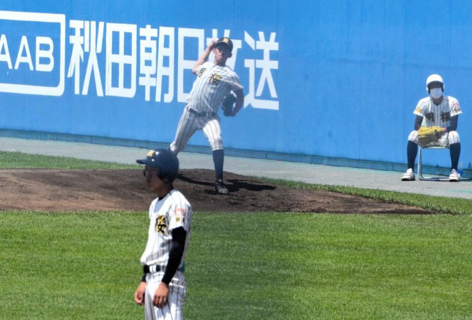 　試合中、ブルペンで投球練習するノースアジア大明桜・風間