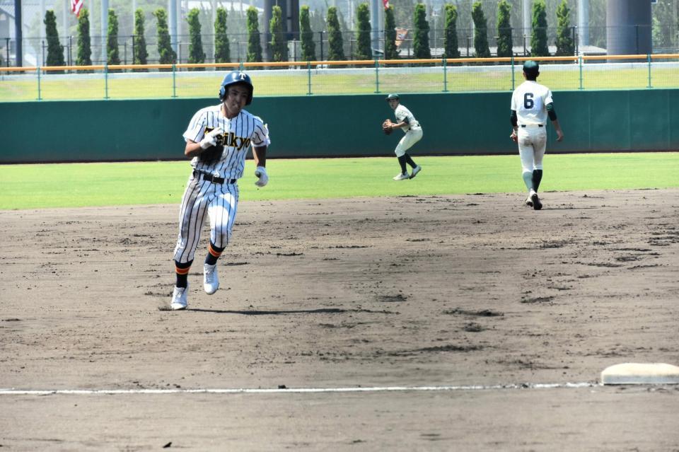 六回、逆転打を放ち三塁に駆け込む帝京五・鈴木