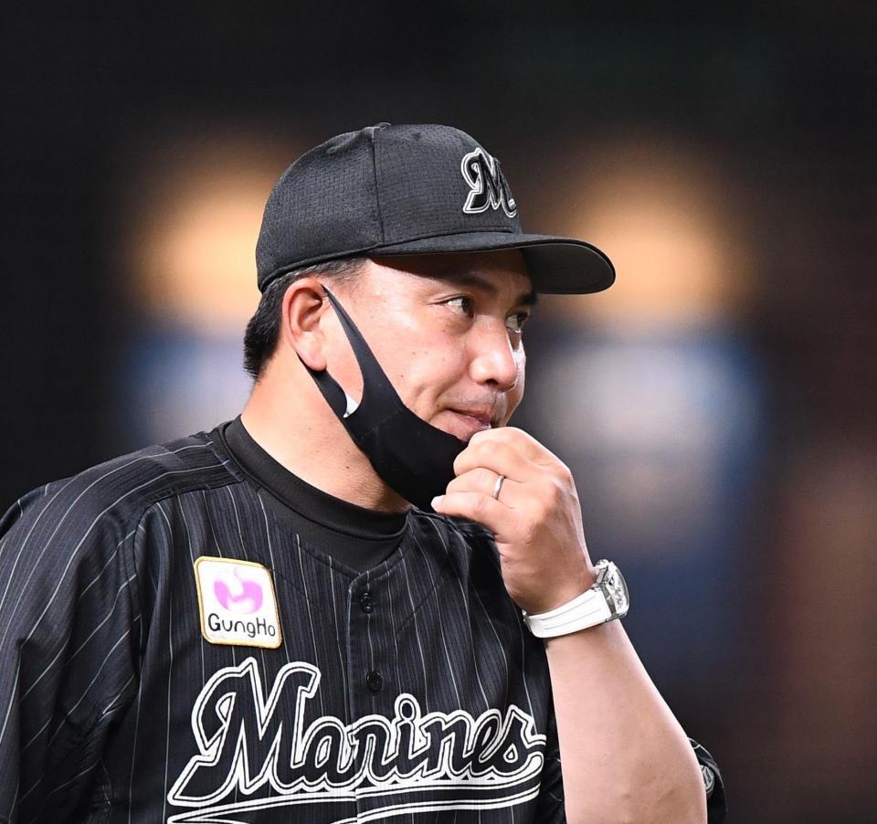 執念の継投で粘りを見せる井口監督＝メットライフドーム（撮影・園田高夫）