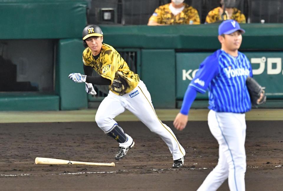 ８回、山崎から左前打を放つ近本＝甲子園球場（撮影・吉澤敬太）