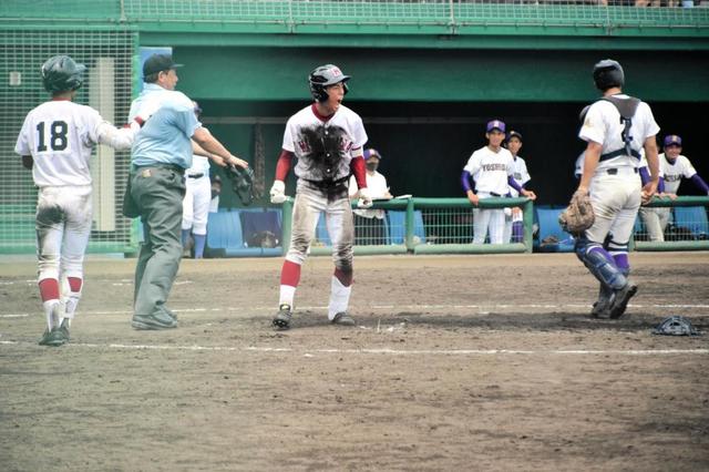 松山商“夏将軍”復権へコールド発進 １番・日野がランニング本塁打/野球