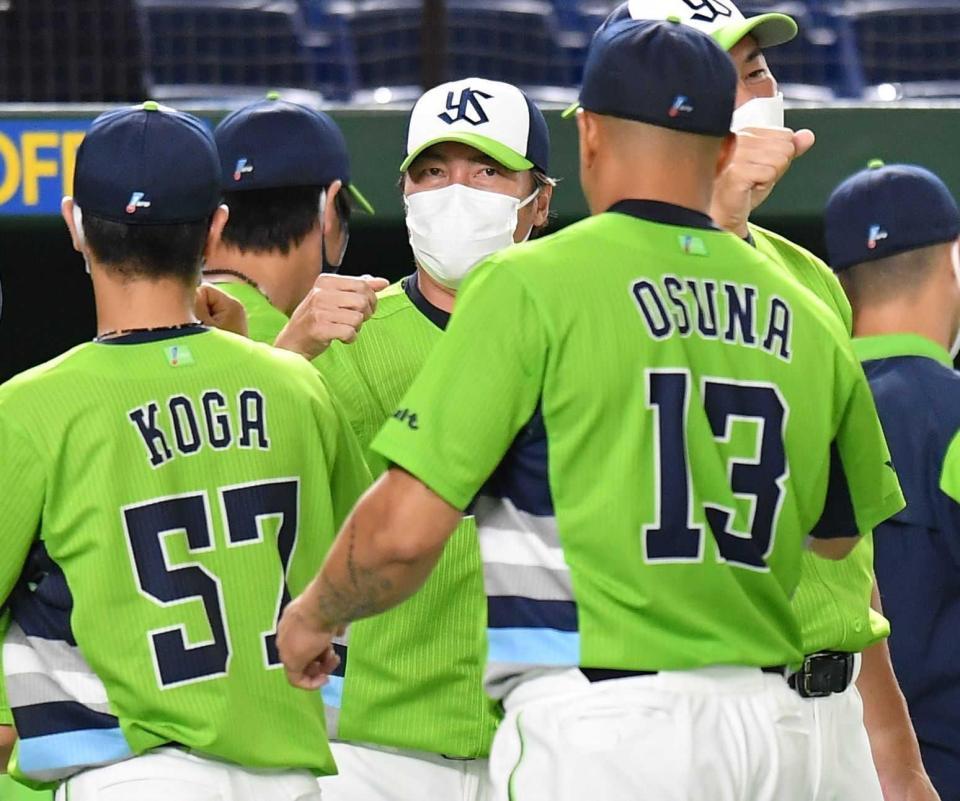 　前半戦最終戦で巨人に連勝し、オスナ（右）らナインを迎える高津監督