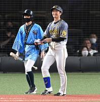 ９回、申告敬遠となり苦笑いで一塁に向かう近本（撮影・高石航平）