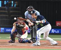 ９回、犠打を決める中村（撮影・高石航平）