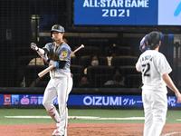 ９回、冷静に押し出し四球を選ぶ中野（撮影・高石航平）