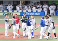 勝利のハイタッチを交わす（左から）中野、菊池涼、村上ら全セナイン（撮影・飯室逸平）