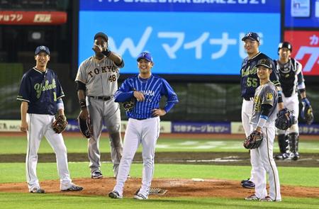 　７回、オールスターでは珍しいリクエストに、笑顔でビジョンを確認するＤｅＮＡ・山崎（中央）ら全セナイン（撮影・高石航平）