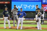 　７回、オールスターでは珍しいリクエストに、笑顔でビジョンを確認するＤｅＮＡ・山崎（中央）ら全セナイン（撮影・高石航平）