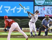 　８回、広島・栗林から勝ち越し適時打を放つ楽天・島内（撮影・高石航平）