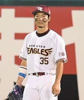 　９回、守備につく楽天・島内の顔には「○」「×」が落書きされる（撮影・田中太一）