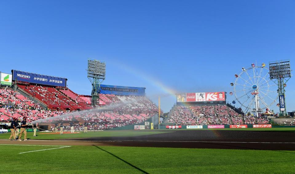 　試合前の放水で真っ青な空に虹が描かれた楽天生命パーク宮城（撮影・西岡正）