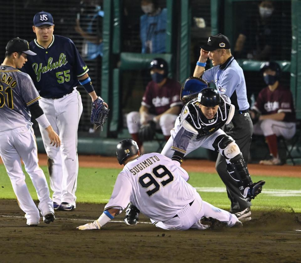 　７回、ソフトバンク・栗原の二ゴロで三走のソフトバンク・松田を挟殺した後、三塁を狙う一走のオリックス・杉本をタッチアウトにする阪神・梅野（撮影・高石航平）