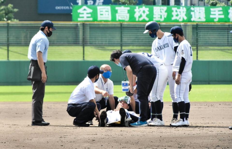 初回、打球が頭部に当たり担架で運ばれる岡山学芸館・仲村竜