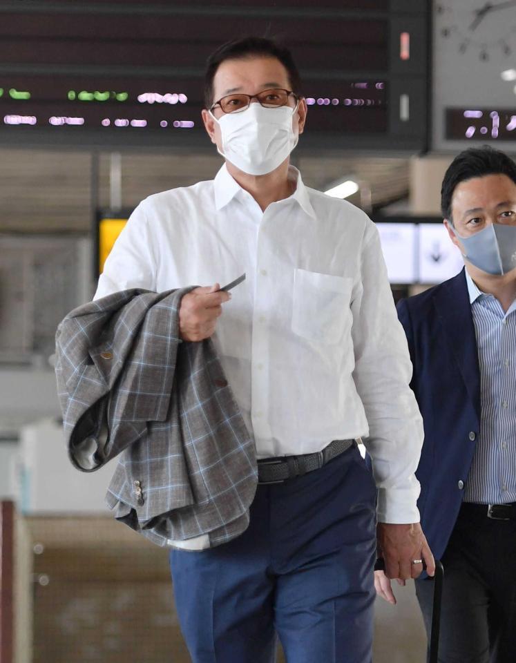 　オールスターを終え、新幹線で帰京する原監督（撮影・西岡正）