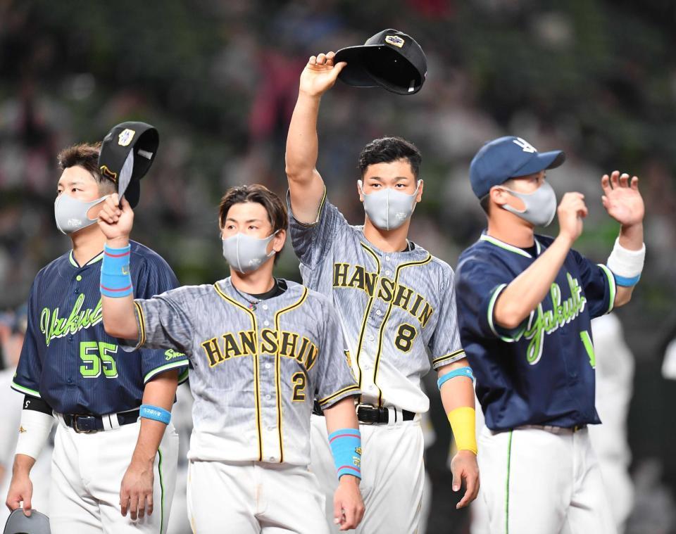 　試合後、ファンに向かって手を振る阪神・佐藤輝明内野手ら＝１６日、メットライフドーム
