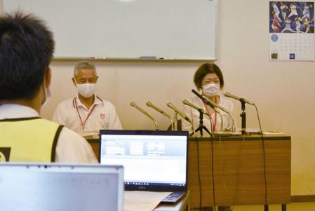 　米子松蔭問題で会見する鳥取県高野連の田辺洋範会長（左）と角谷陽子朝日新聞社鳥取総局長