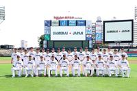 　合宿初日、ユニホームに袖を通し写真撮影する稲葉監督（中央）ら侍ジャパン（Ｃ）ＳＡＭＵＲＡＩ　ＪＡＰＡＮ／Ｇｅｔｔｙ　Ｉｍａｇｅｓ