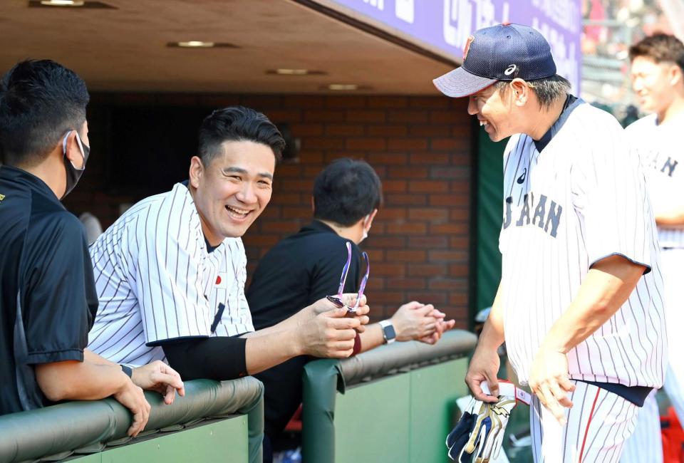 　梅野（右）と談笑する