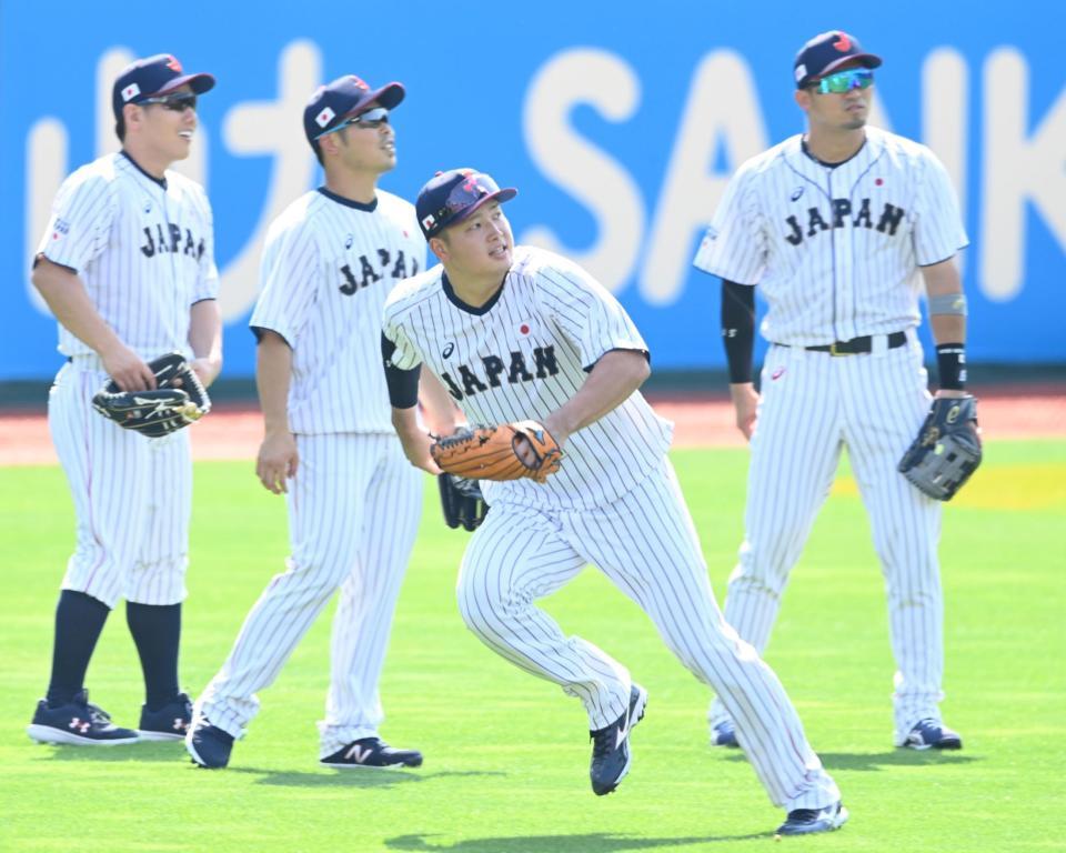 　吉田正、近藤、鈴木誠らと外野守備練習に参加する村上