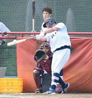 　打撃練習で快音を響かせる巨人・坂本（撮影・高石航平）