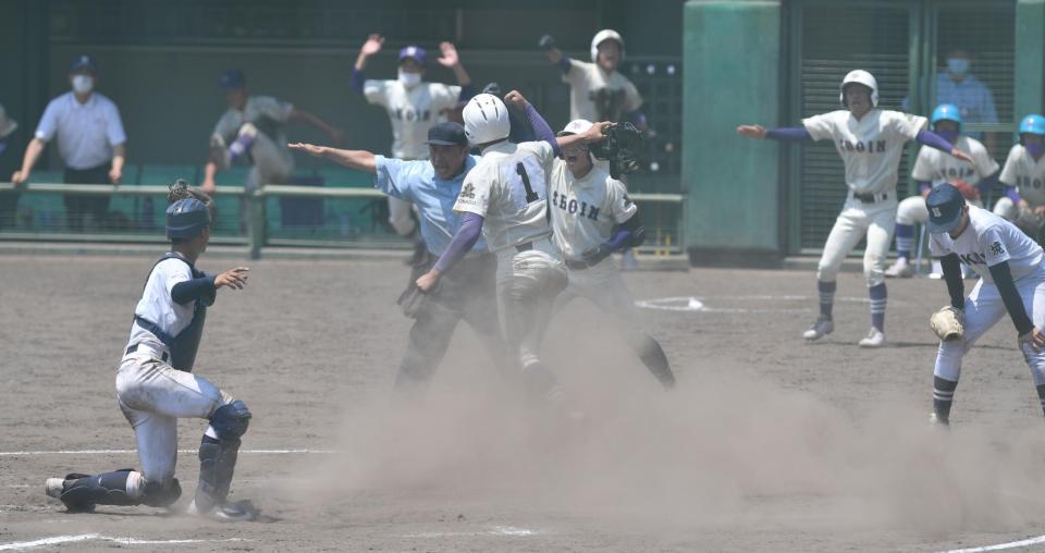 　９回、小野の左前打で二塁走者・山崎（背番号１）が生還しサヨナラ勝ち。うなだれる境・高塚（右）＝撮影・佐々木彰尚