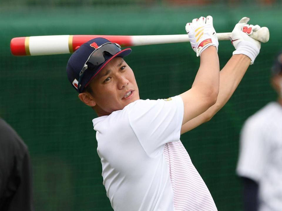 　ロングティーを打つ巨人・坂本（撮影・田中太一）