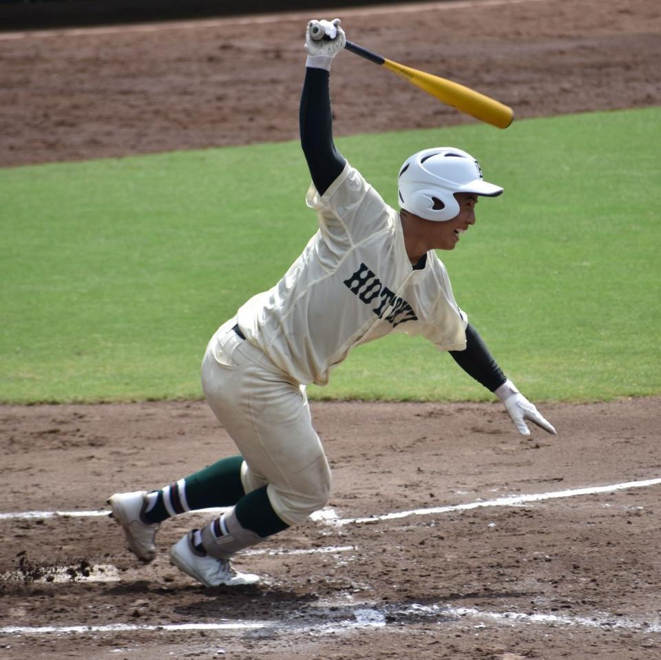 　二回無死一塁から右前安打を放つ報徳学園・湯水